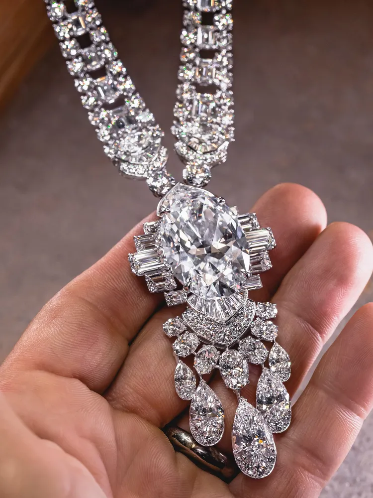 GRAFF以共重100克拉的花式切割美鑽，烘襯出50克拉主鑽優美圓滑的線條。品牌提供