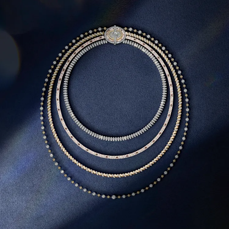 Prelude項鍊引用不同色彩的鑽石及金工技法，呈現出4季的不同景致。品牌提供