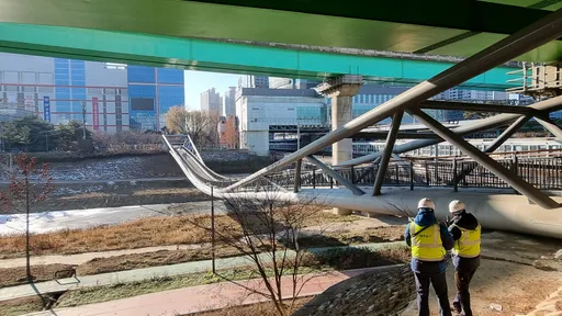 南韓人行步橋半夜突坍塌！　「一秒ㄇ變U」卡在半空中