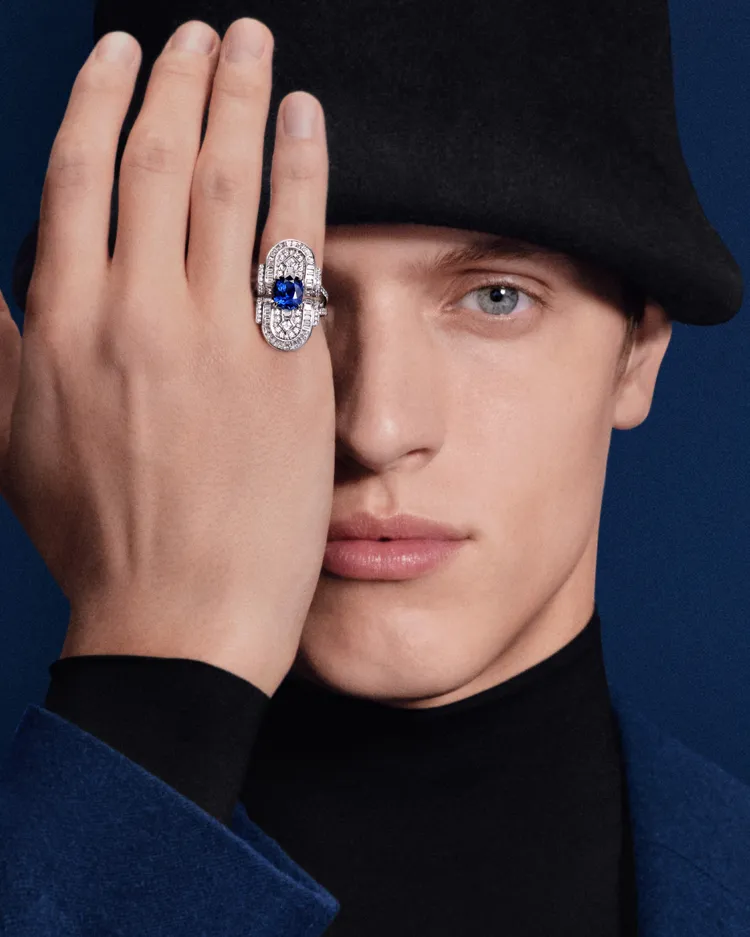 鑲嵌著6克拉錫蘭藍寶的Hypnotic Blue鑽戒。品牌提供