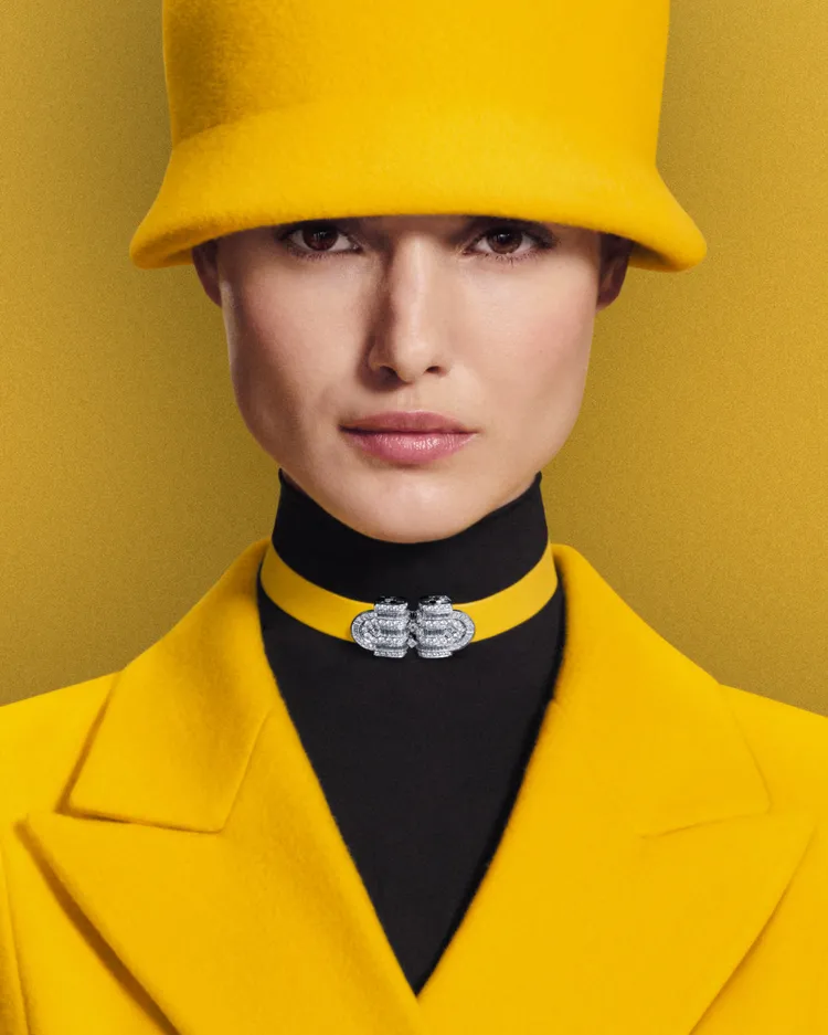Lemon Slice鑽石頸鍊藉由可替換不同顏色絲帶的手法，呼應女王繽紛多彩的穿衣造型。品牌提供