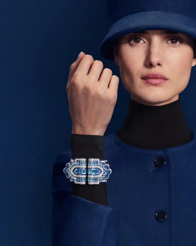 Hypnotic Blue海水藍寶金質漆繪手鐲，逼真還原了女王原版胸針的樣式。品牌提供
