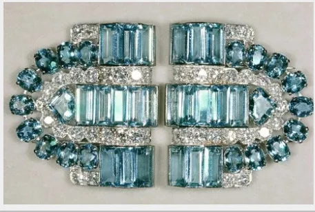 設計饒富裝飾藝術風格美學的BOUCHERON海水藍寶及鑽石胸針，是英女王伊麗莎白二世生前最為鍾情的珠寶之一。品牌提供