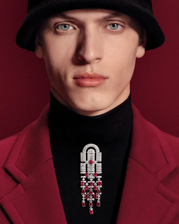 系列作品不只傳承了原版胸針饒富幾何美感的設計精髓，更催生出男女皆宜的風格篇章。品牌提供