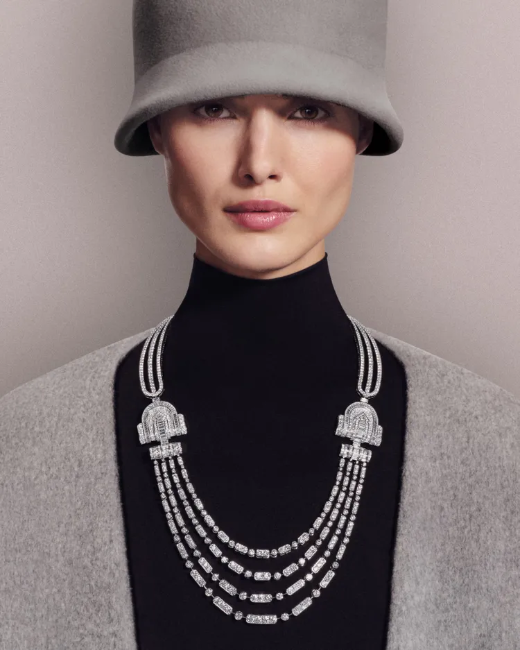 以18K白金、鑽石及水晶打造的Frosty White項鍊，鑲嵌逾1000顆鑽石，共可變化出6種不同佩戴方式。品牌提供