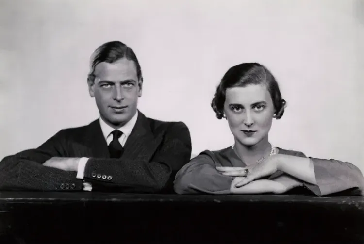 肯特公爵（左）於1934年與美麗的希臘瑪麗娜公主完婚，兩人堪稱當時倫敦社交圈中最受矚目的皇室夫妻。翻攝National Portrait Gallery官網