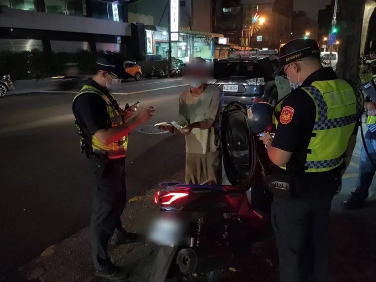 歲末尾牙聚餐多，警方加強酒駕取締攔檢勤務。高市府提供