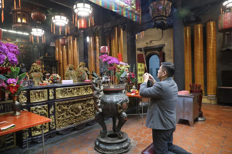 賴建程每年初一，會先從新莊百年古蹟慈祐宮開啟參拜行程。鄭孟晃攝