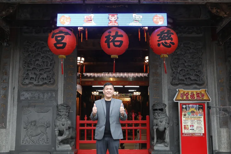 賴建程大年初一時從新莊慈祐宮出發，展開參拜行程。鄭孟晃攝