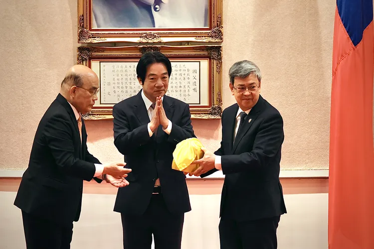 蘇貞昌(左)今和陳建仁(右)進行行政院長交接，由賴清德監交。林林攝