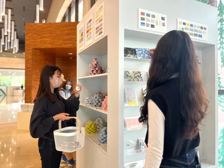 高美館《TSUZUKU》特展商店精選日本進口設計包款、文具小物等豐富品牌商品受到觀眾喜愛。高美館提供