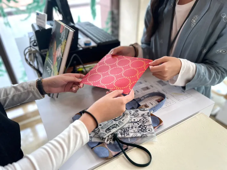 於高美館《TSUZUKU》特展商店消費滿額即贈minä perhonen設計斗方。高美館提供