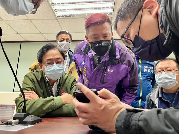 張善政今晨到平鎮集水廠了解停水狀況。翻攝市議員黃敬平臉書