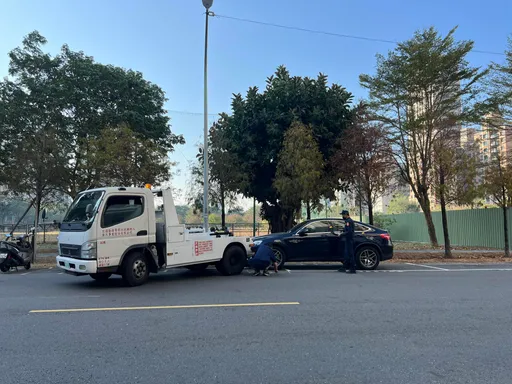 這款新春開門紅！賓士放停車格內仍被拖吊　停車費還得照繳？