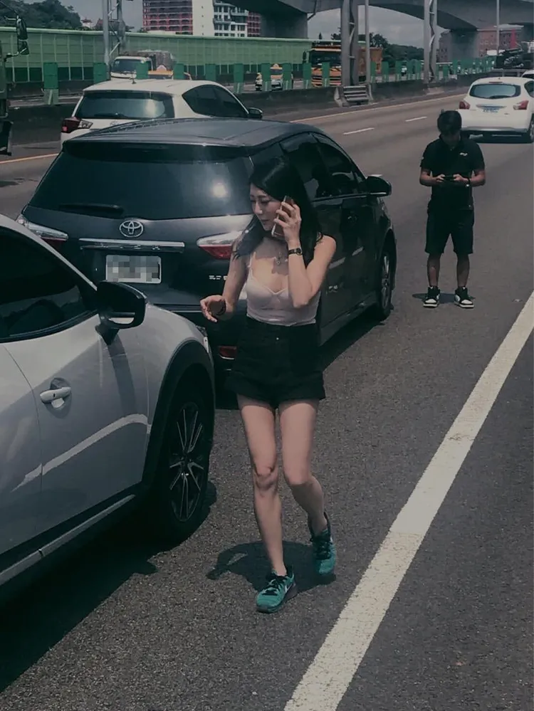 臉書「爆廢公社二館」