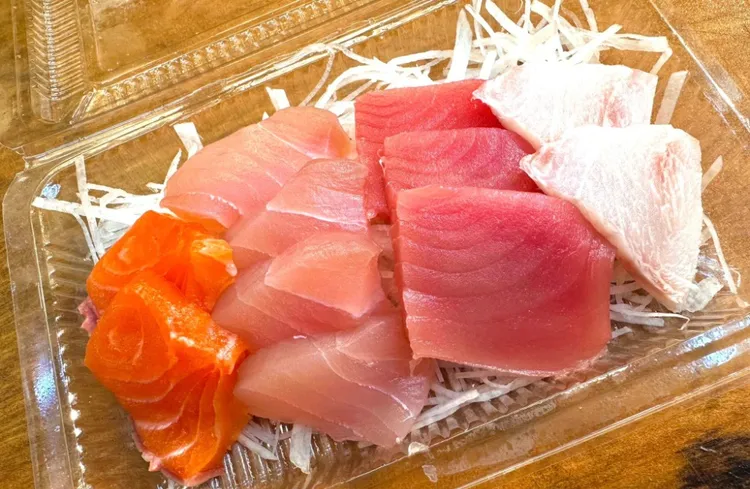 這盒被退貨的生魚片，有同行網友分析補血。翻攝爆廢公社