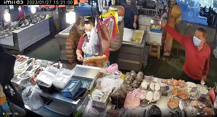 紅衣服的男客人嫌貴還嗆聲。翻攝爆廢公社