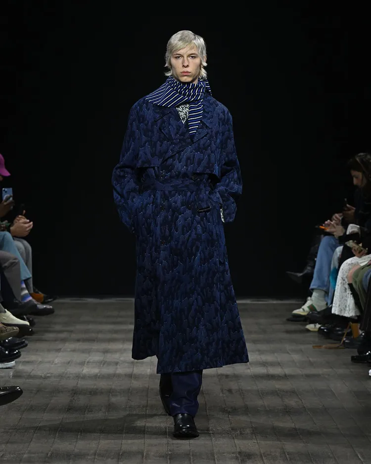 古董地毯拼貼印花運用於現代寬鬆剪裁男裝中，帶出獨特視覺韻味。品牌提供