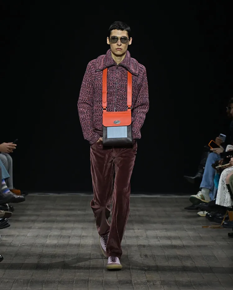 Paul Smith與Mulberry合作推出的聯名包款，以Mulberry經典的郵差包為主軸，設計低調又時髦品牌提供。