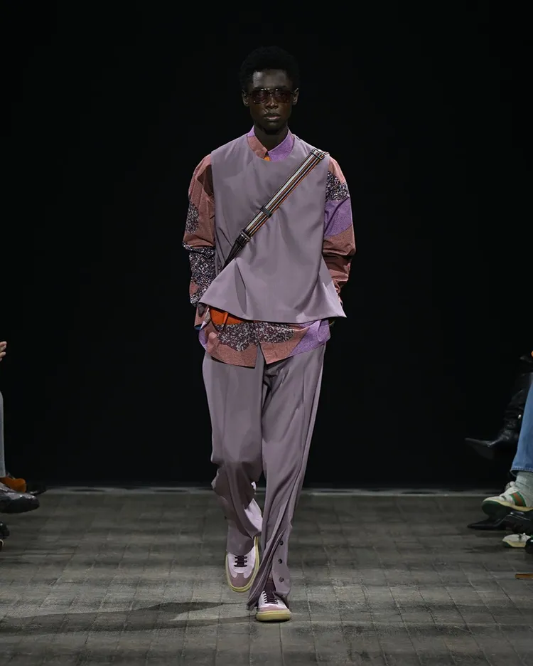 新式三件式西裝詮釋出極簡剪裁的馬甲式圓領背心和長版襯衫的搭配。品牌提供