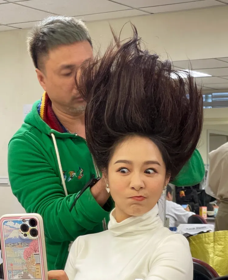 茵芙掃把頭髮型用了半罐髮膠才定型。台視提供