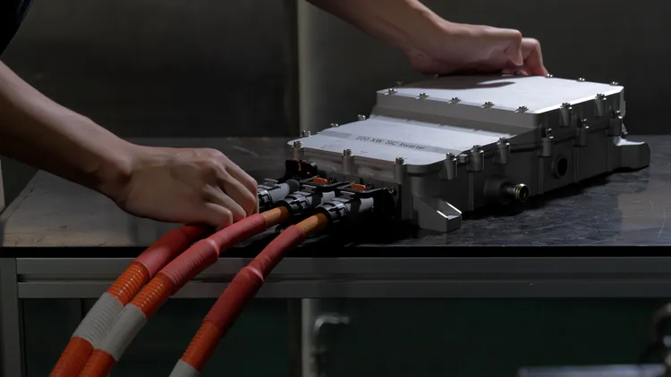 工研院開發國產化車用「碳化矽電動動力驅控器」，重點功率密度規格領先國際車用半導體大廠。工研院提供