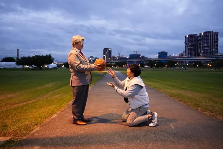 林育羣（左）扮安西教練無違和。元老娛樂提供