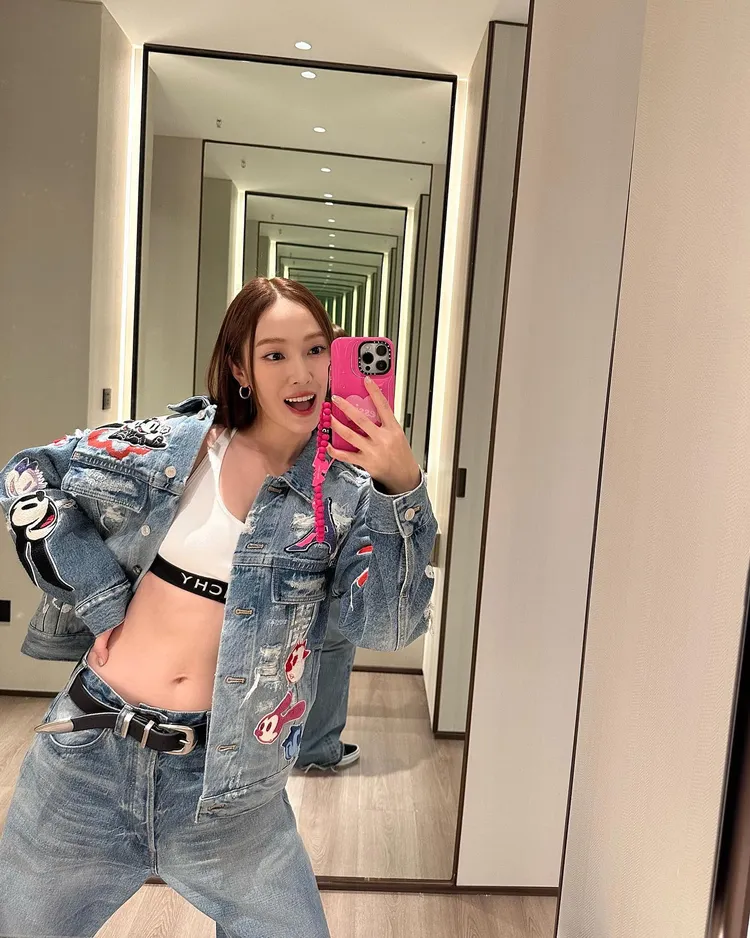 潔西卡的中分線超級開，感覺髮量少很多。翻攝潔西卡IG