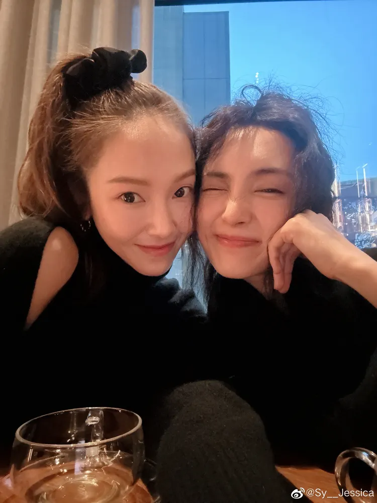 潔西卡（左）髮際線很上面。翻攝潔西卡微博