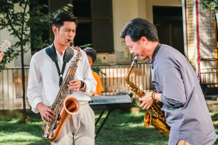 楊子儀（左）和尹昭德合奏薩克斯風。公視台語台提供
