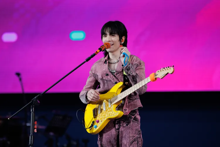 蕭敬騰昨在尾牙秀熱力演出。華納音樂提供