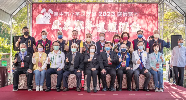 蔡英文與不孕症基金會董事長李茂盛（首排左4）等人合影。總統府提供