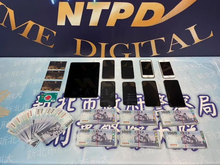 刑大起初作案工具手機與現金。警方提供