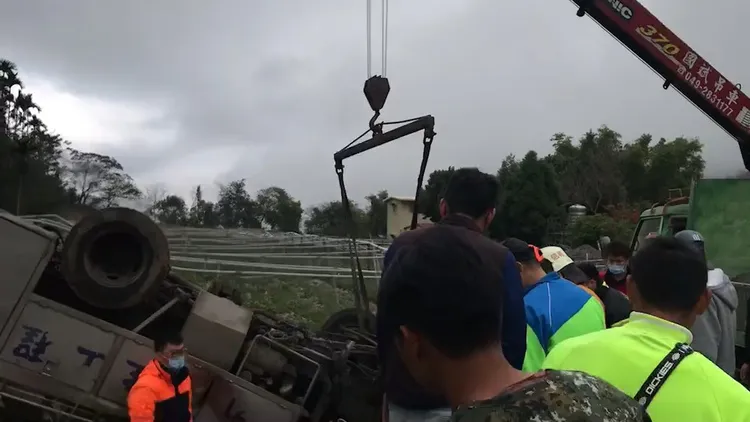 附近居民出動吊車協助，將翻覆車輛暫時吊起後，順利將人救出。民眾提供