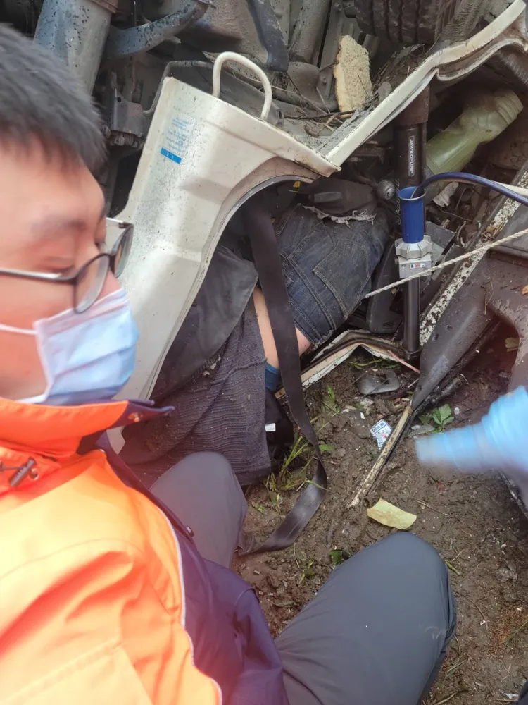 警消人員到場時，駕駛仍被卡在座位上、動彈不得。民眾提供