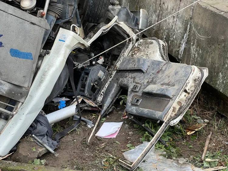 該工程車車頭被擠壓的凹陷變形，幾乎全毀。田兆緯攝