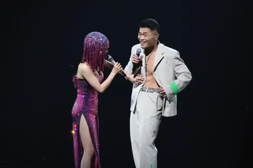 李玖哲不敢直视蔡依林两点激凸 下一秒不忍了!抓天后手狂摸6块腹肌