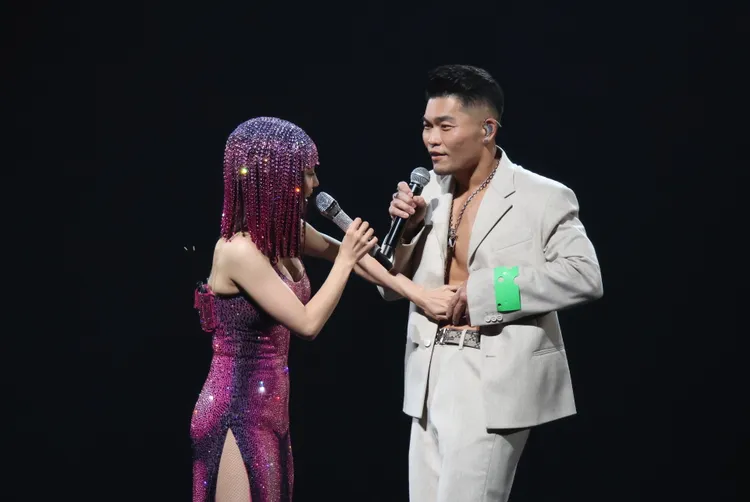 李玖哲（右）抓蔡依林的手狂摸6塊腹肌。陳明中攝