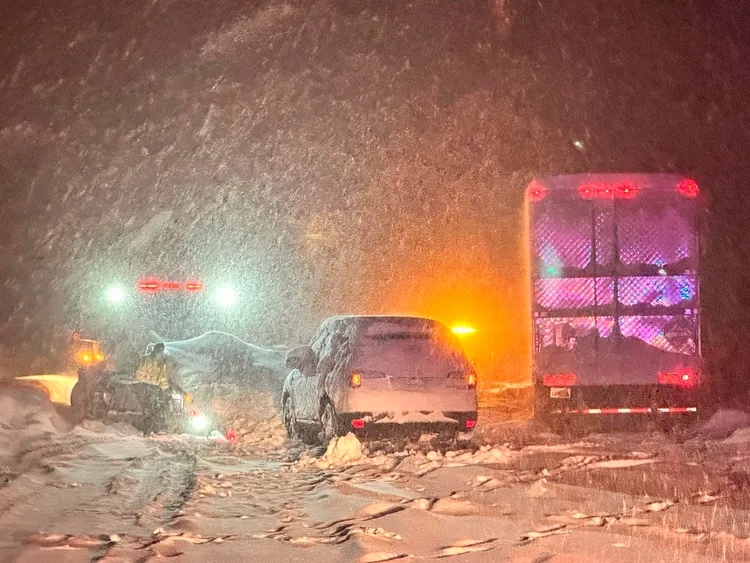 加州與內華達州之間的80號州際公路跨年夜暴風雪強勁，許多車輛打滑路邊，險象環生。美聯社