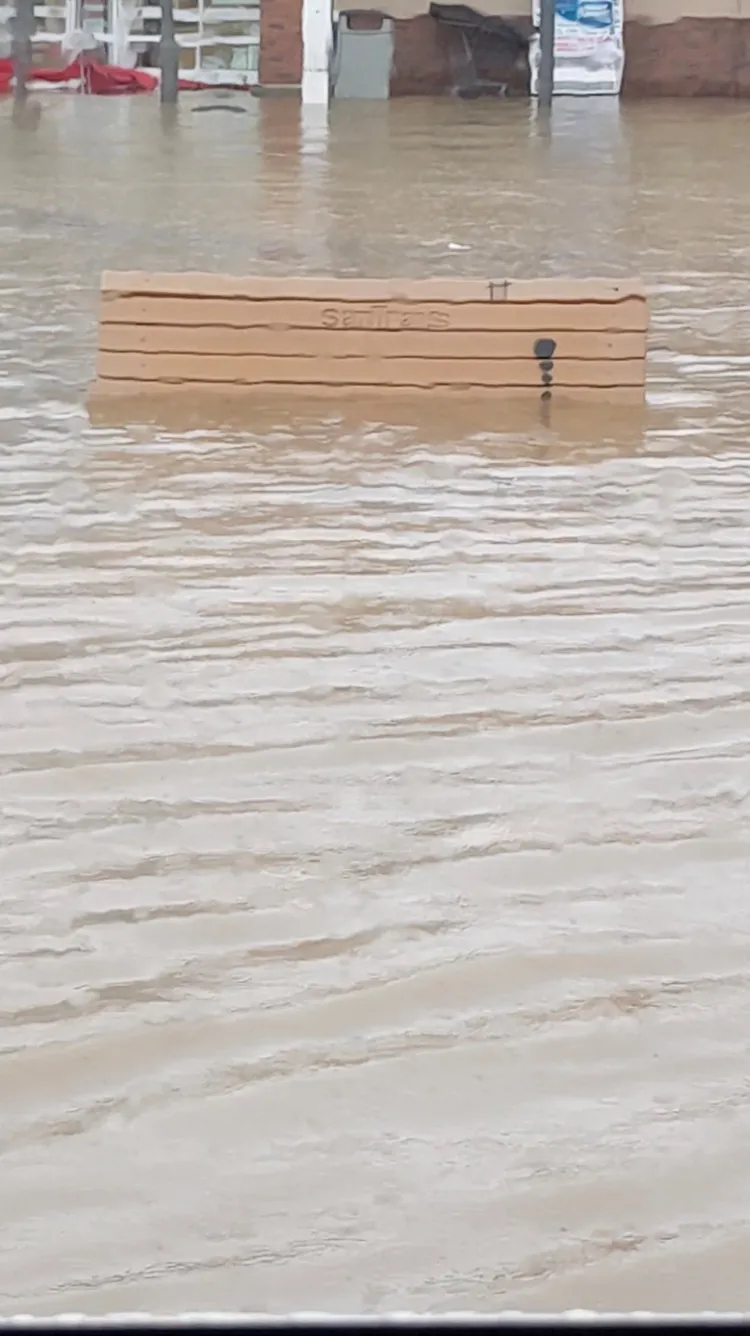 加州北部位於舊金山以南的聖馬提歐郡（San Mateo County）聖卡洛斯（San Carlos）淹大水，空地座椅幾乎滅頂。路透社