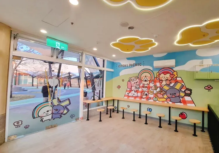 東山服務區除了有寵物公園讓毛孩跑跳外，特別擴建「寵物共食區」。業者提供