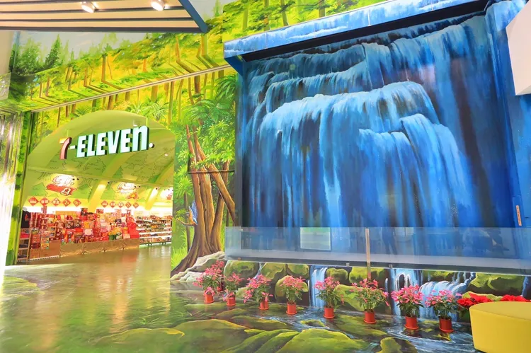 7-11邀請電影看板畫師「田榮鈐」彩繪樹洞，增添藝術氣息。業者提供
