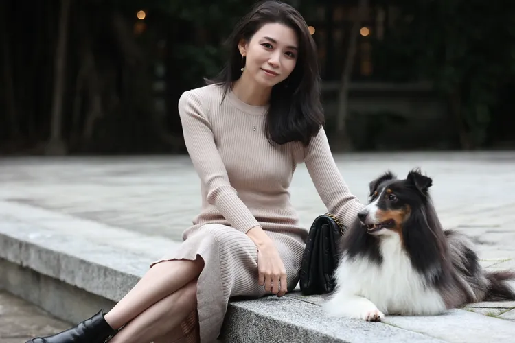 Rosa的愛犬「歐蘿拉」也乖巧的配合攝影師拍攝。翁玉信攝