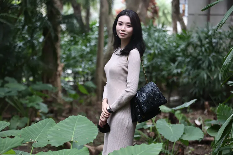 Rosa喜愛閱讀，逛書店時又被壹蘋攝影師相中拍攝最美專題。翁玉信攝