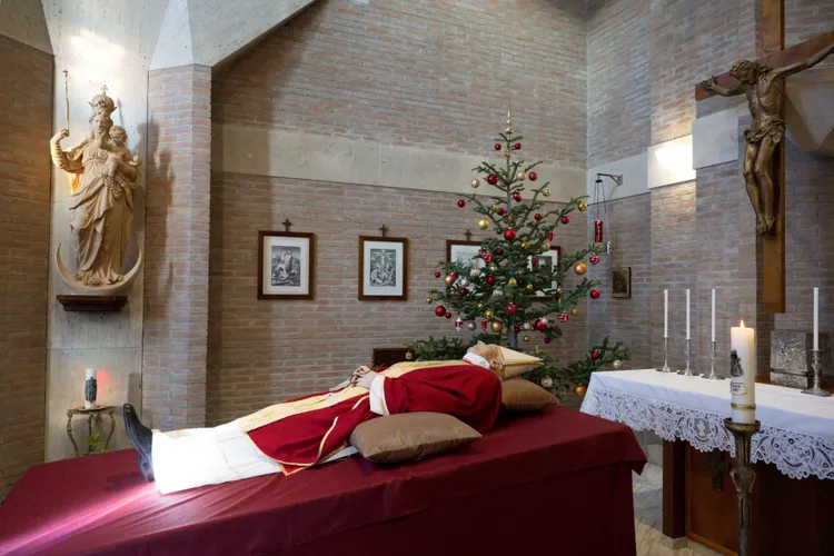 教廷1日發布本篤16世停靈於教會之母修道院的畫面。路透社