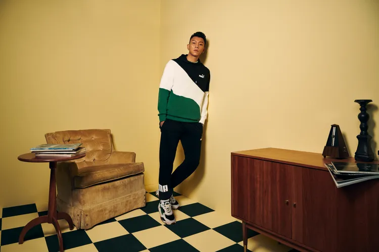 瘦子穿上PUMA Power Cat系列新裝以及首度亮相的Trinity鞋履，帽T2080元、長褲1980元、球鞋2780元。品牌提供