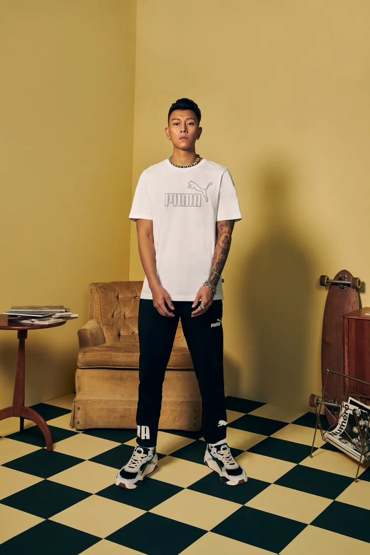 瘦子穿上PUMA Power Cat系列新裝以及首度亮相的Trinity鞋履，T恤880元、長褲1980元、球鞋2780元。品牌提供