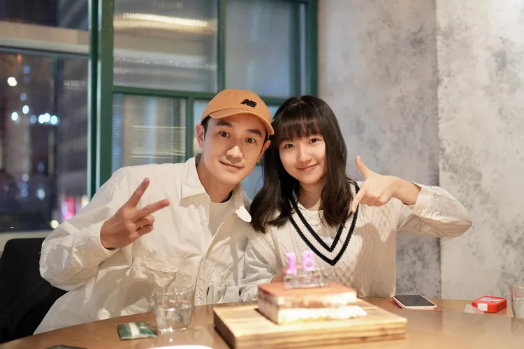 林佑威（左）替樂樂慶生。翻攝林佑威臉書