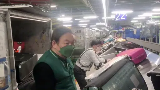 長榮航勤董座搬行李!遭酸「滿頭大汗很辛苦齁」 網卻斥員工:公司不是慈善團體