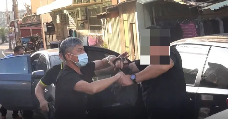 楊嫌假意放棄反抗，隨即轉身欲逃跑，警方立即制止。警方提供